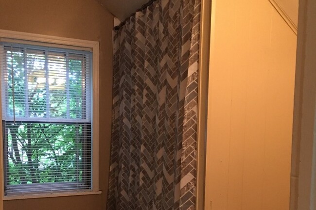 Full Bathroom w/ Tub and Shower - 503 Middle St