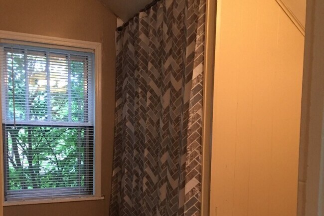 Full Bathroom w/ Tub and Shower - 503 Middle