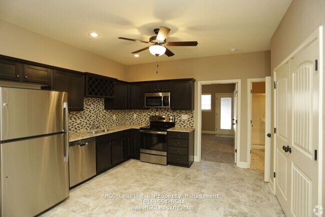 Foto del edificio - Eagle Creek Townhome with a bedroom on the 1st Floor in Lee's Summit!