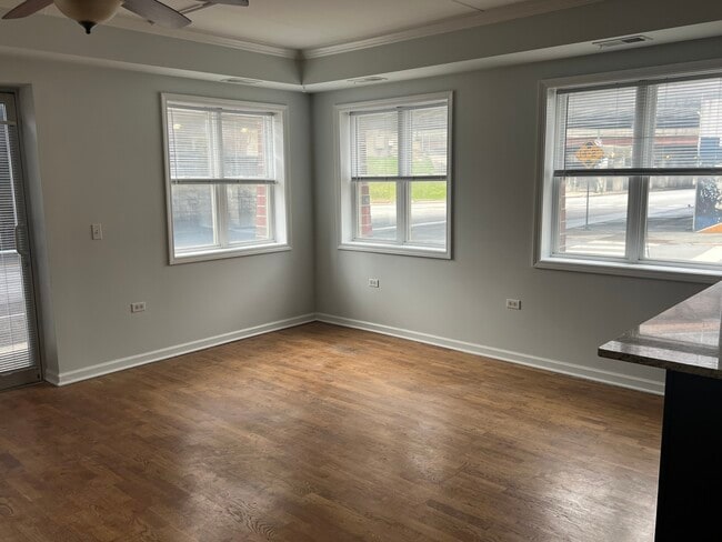 Building Photo - 2622 W Diversey Ave