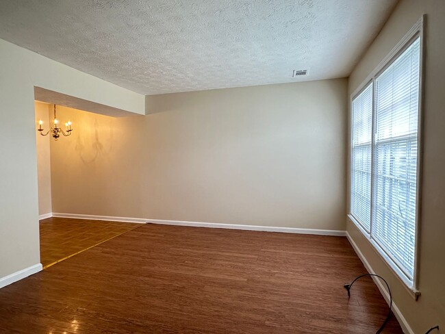 Foto del edificio - $500 Deposit SPECIAL! 3 BR TOWNHOME! Off-S...