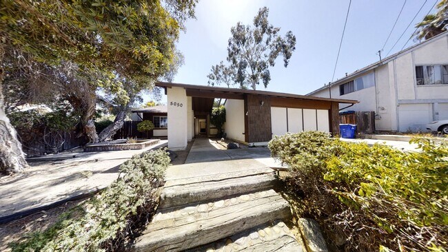 Foto del edificio - 5BD/2BA, Huge Yard! Turf getting installed!