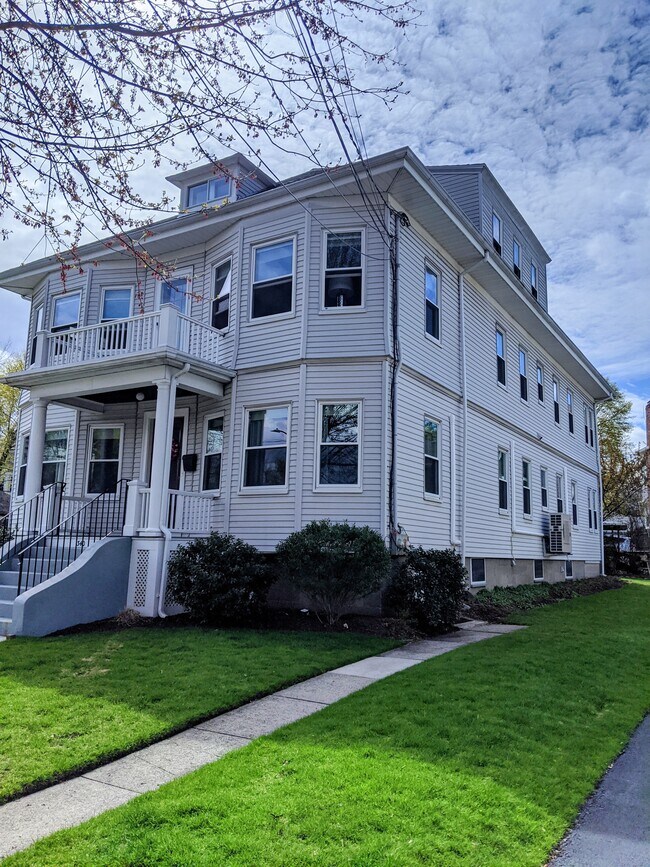 Easy access to Harv Sq - 340 School St