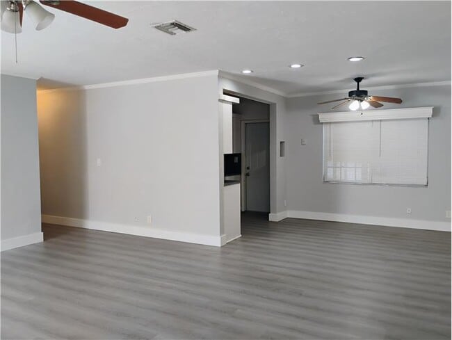 Building Photo - 2600 SW 9th Ave