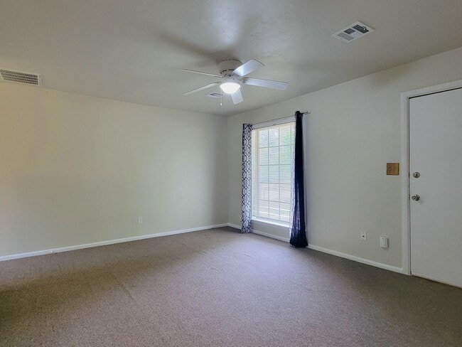 Foto del edificio - 608 N Poplar Ln