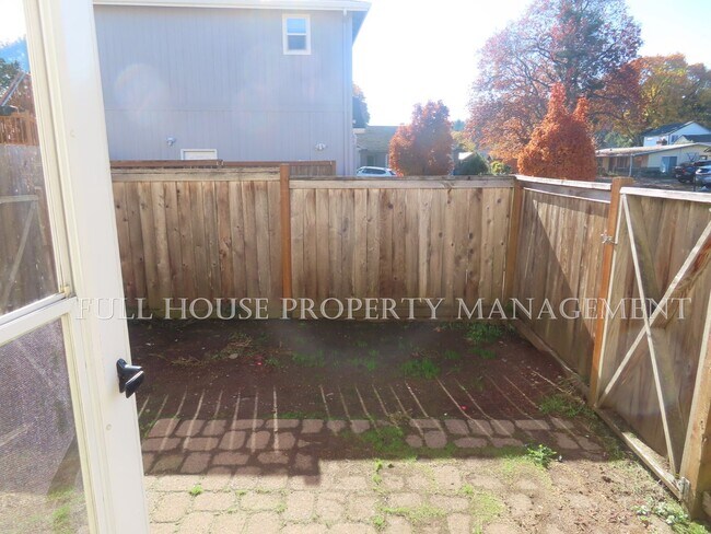 Building Photo - 658 TerraLinda