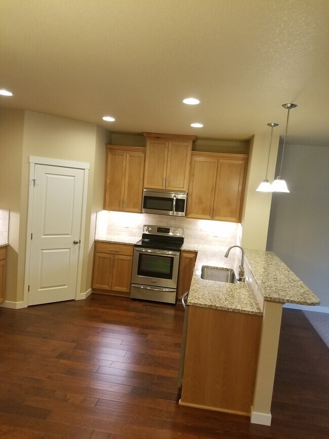 Foto del edificio - Beautiful Townhome in perfect location, only minutes from I-5