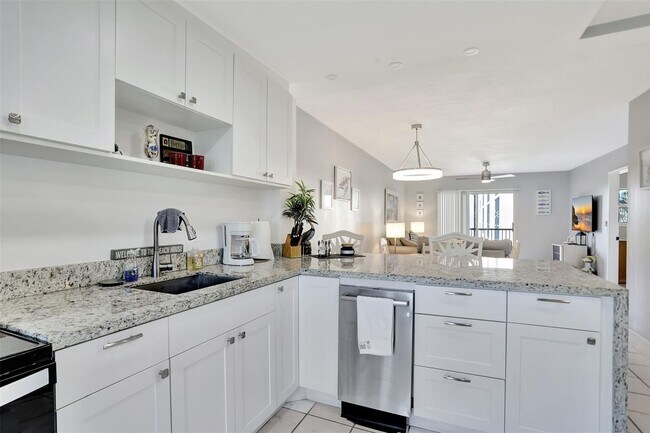 Building Photo - 2350 Northeast 14th Street Causeway Apt #4...