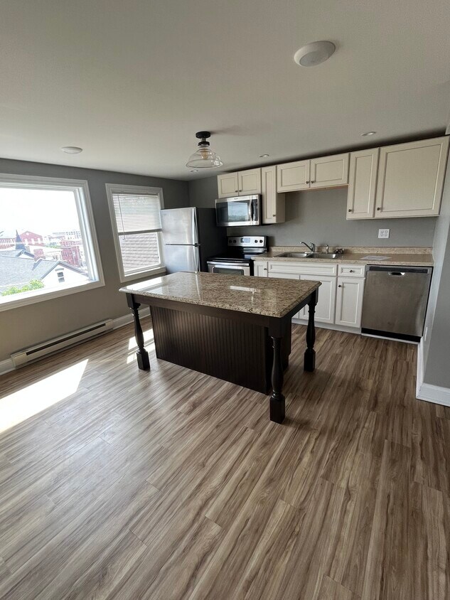 Granite kitchen island - 1358 Locust St