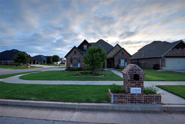 Building Photo - 1315 Ladera Cir