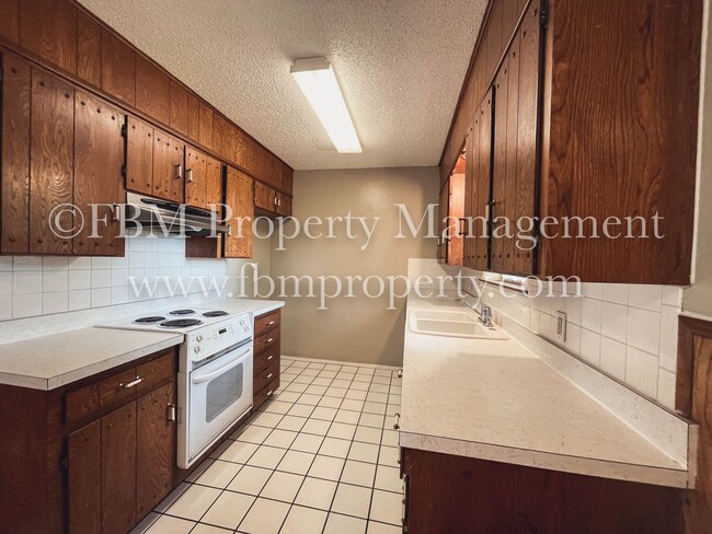 Building Photo - 105 Hillside Dr