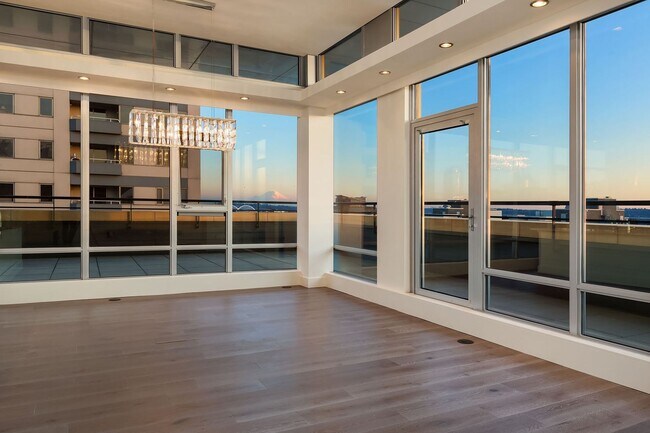 Building Photo - Gallery Penthouse Condo ~ Belltown