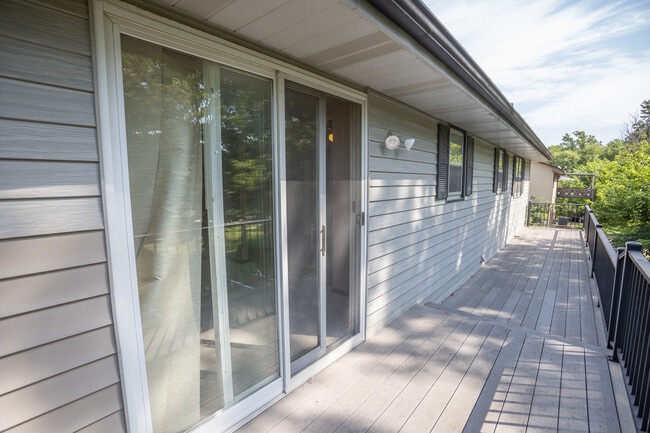 Building Photo - 131 Cresent Dr