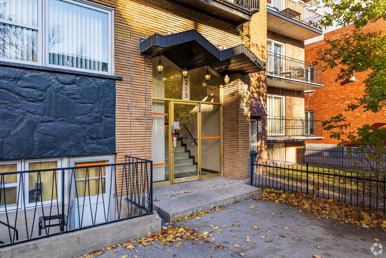 Building Photo - 2205-2215 Boul Rosemont
