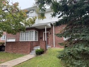 Building Photo - 916 W Elm St