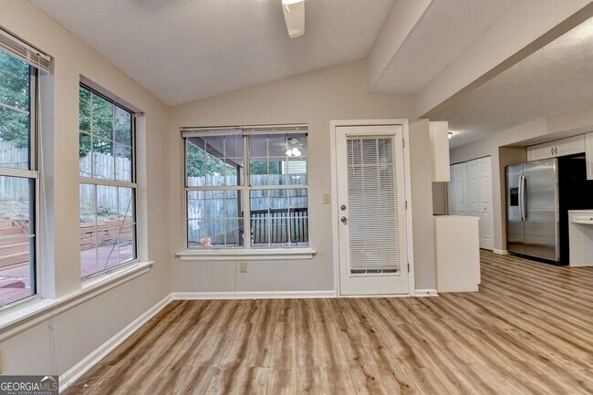 Building Photo - 2115 Glynmoore Dr