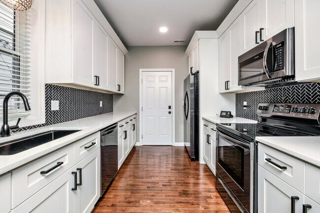 Foto del edificio - Single Family House! JUST RENOVATED! Centr...