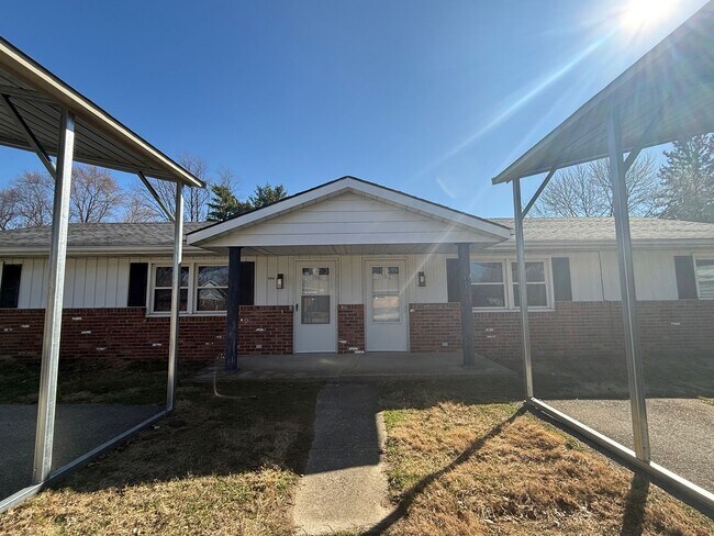 Foto del edificio - 104-104 N Birchwood Dr