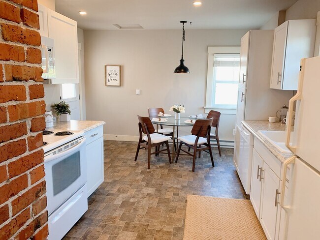Building Photo - Adorable cottage in the Columbia Neighborhood