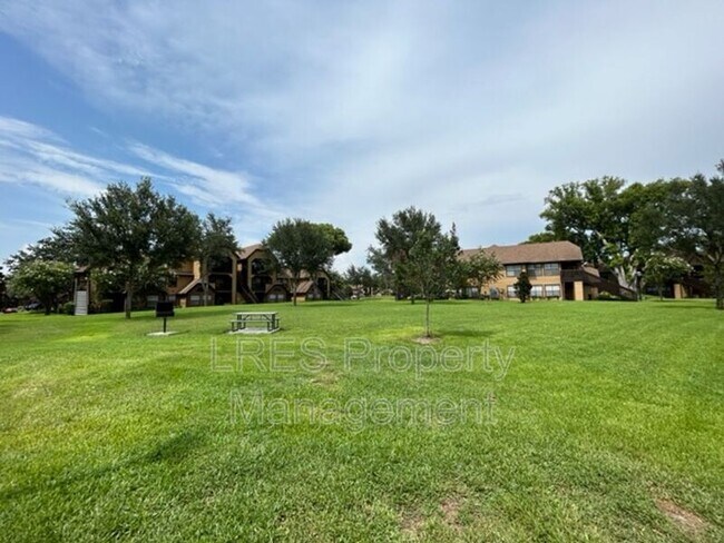 Building Photo - 380 Lakepointe Dr