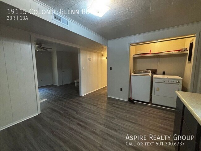 Building Photo - Two Bedroom Updated Apartment in West Litt...