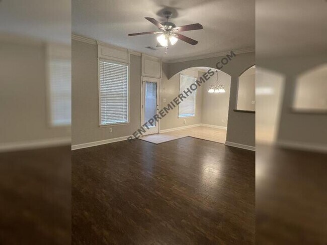 Foto del edificio - 7501 Royal Oaks Dr