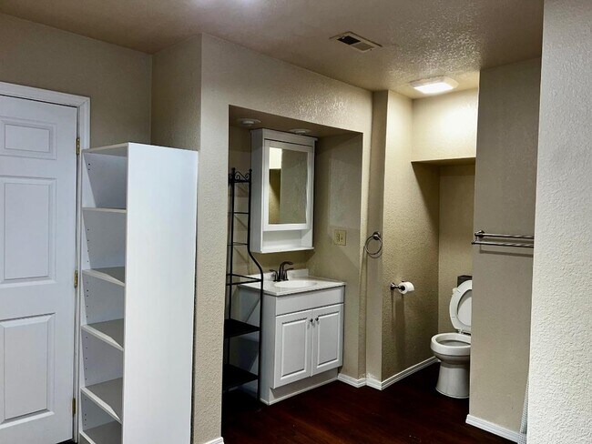 bathroom - 1301 E US Highway 24 House