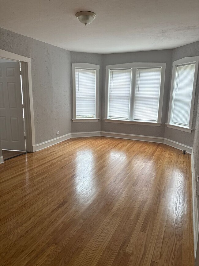 Foto del edificio - 2 BEDROOM 1 BATHROOM