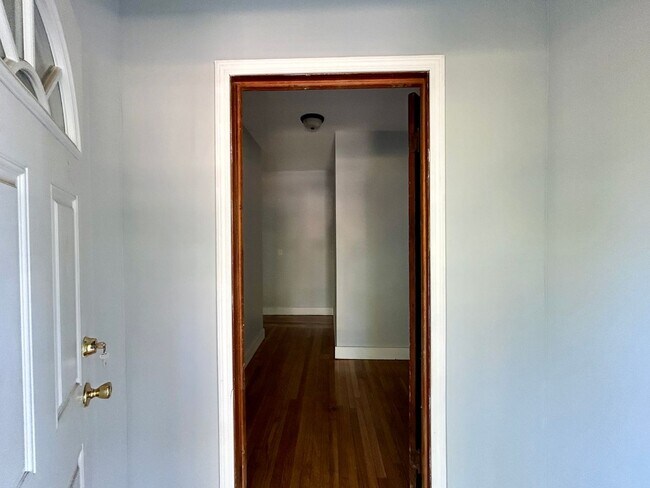 Building Photo - 1st Floor, 3 Bedroom Apartment