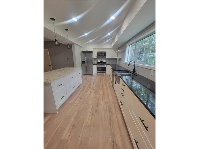 Building Photo - 47 6th Ave S