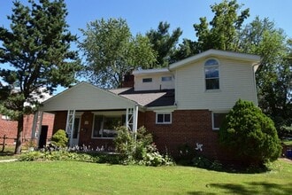 Building Photo - 1507 Oakview Dr