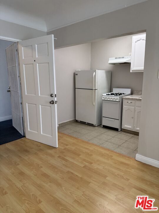 Building Photo - 265 S Manhattan Pl