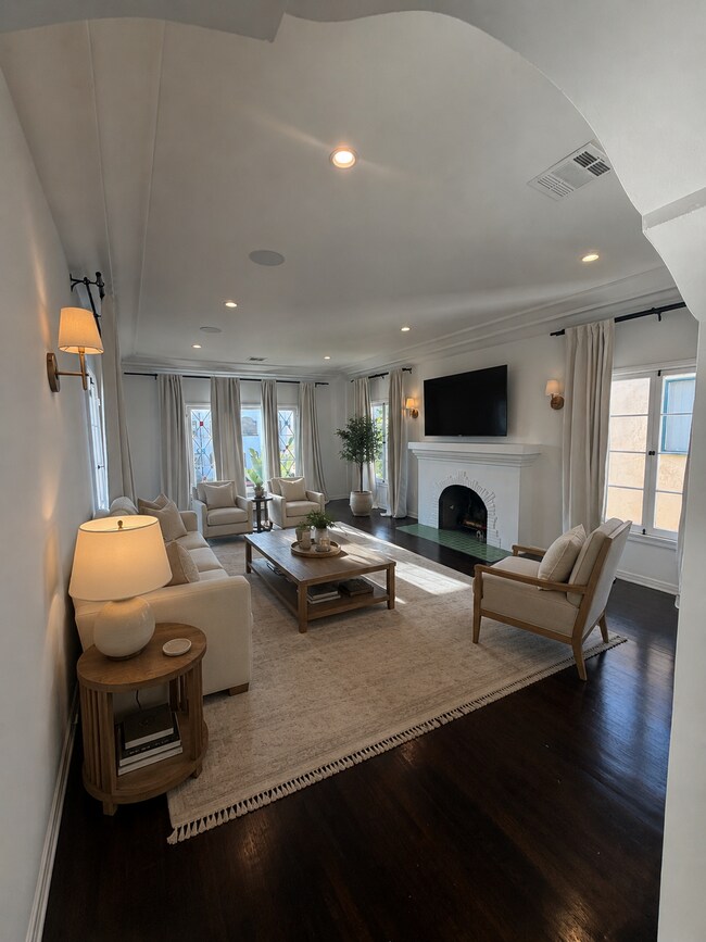 Foto del edificio - 1130 S Cloverdale Ave