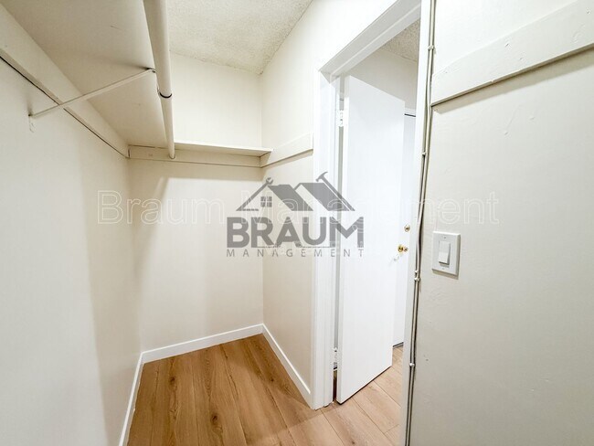 Foto del edificio - 6039 Whitsett Ave