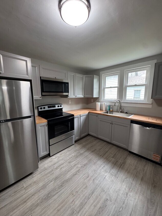 Foto principal - Newly Renovated 3-Bedroom, 2-Bathroom Home...