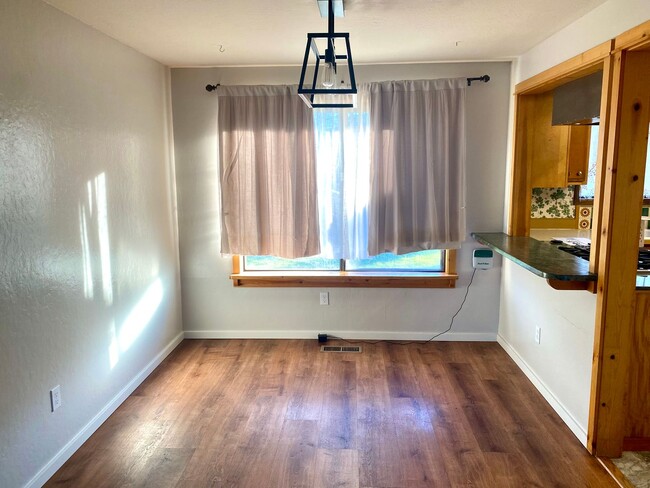 Foto del edificio - Phoenix Oregon - 2 Story 3 Bedroom, 2 Bath...