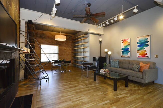 Building Photo - 4745 N Ravenswood Ave
