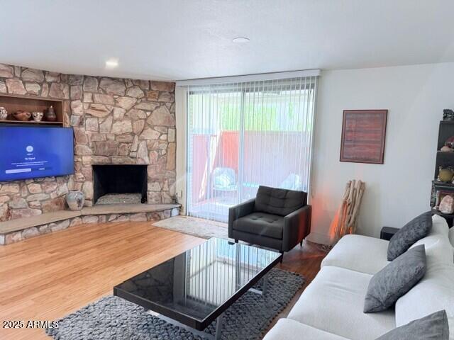 Foto del edificio - 6943 E 3rd St