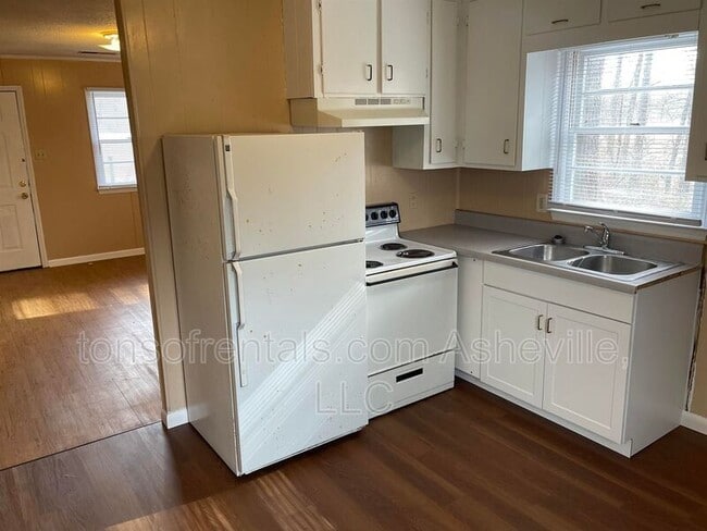 Building Photo - 3126 US-221