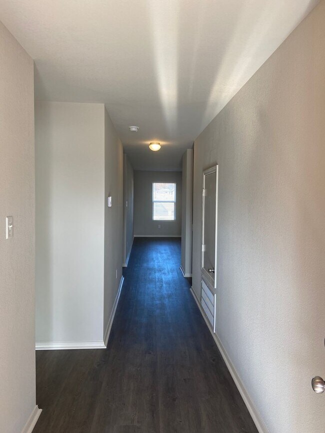 Foto del edificio - Pre-Leasing Now: Comfortable 3-Bedroom, 2-Bath Duplex in Fairview Haven
