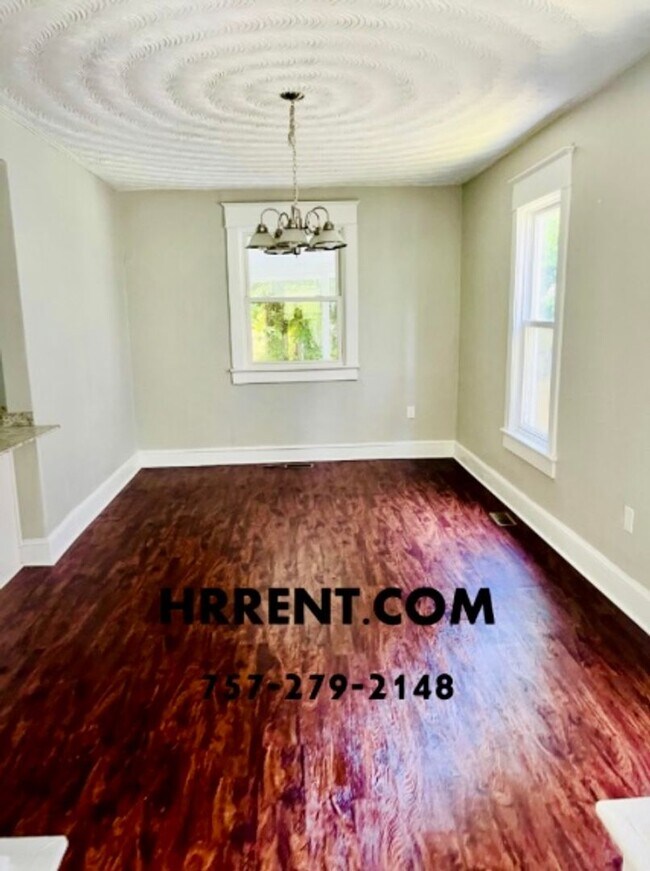 Building Photo - Amazing 4 Bedroom 2 Bathroom 3 Level Singl...