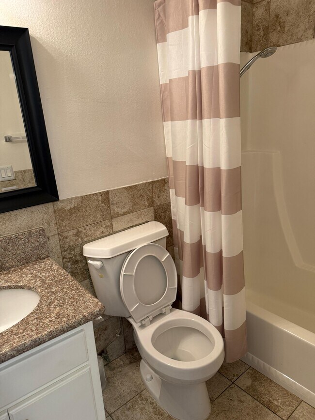 Baño completo en planta alta - 1340 E Stearns Ave