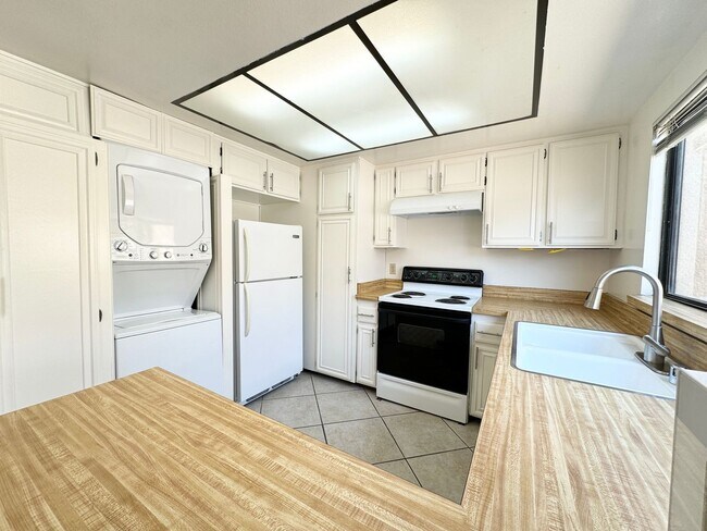 Building Photo - AVAILABLE NOW!! Charming 3 bedroom 2-bathr...