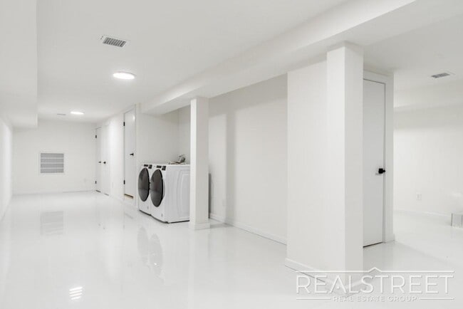 Building Photo - Brand New 2 Bed 2 Bath Duplex with Private...