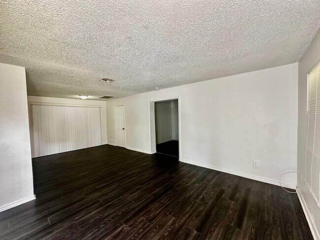Foto del edificio - 4655 Cepeda St