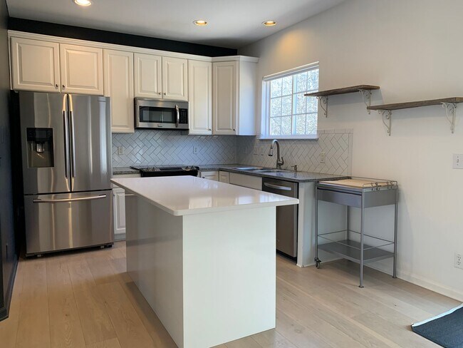 Foto del edificio - Renovated 5 Bedroom Home w/ 2 Car Garage and Fenced Backyard