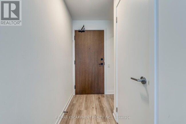 Photo du bâtiment - 4065-4065 Confederation Pkwy