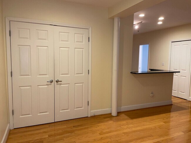 Foto del edificio - Spacious U Street Corridor One Bedroom W/Open Floor Plan, Pets Welcomed, Washer/Dryer In Unit, & ...