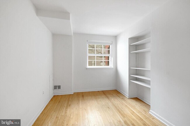 Building Photo - 2321 Sansom St