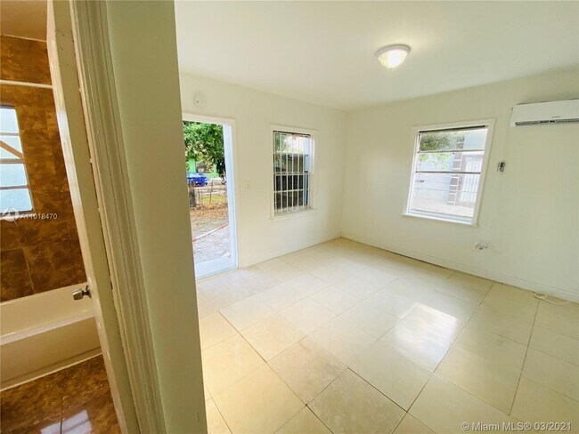 Foto del edificio - 7936 NW 5 Ave